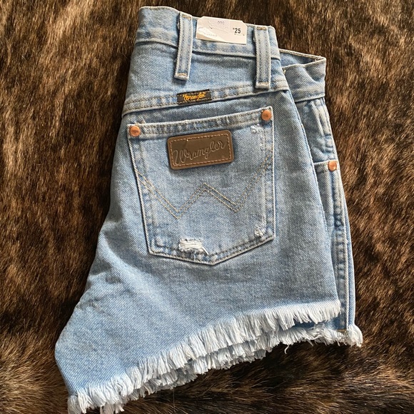 Wrangler Women’s Reworked Shorts - Picture 7 of 7